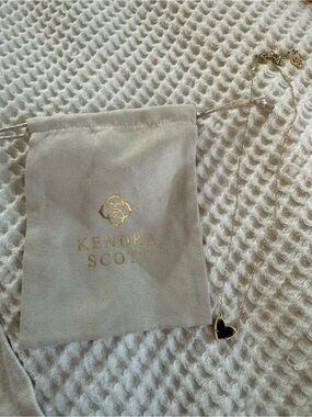 Shoulder Bags or Mini Bags - Determination
